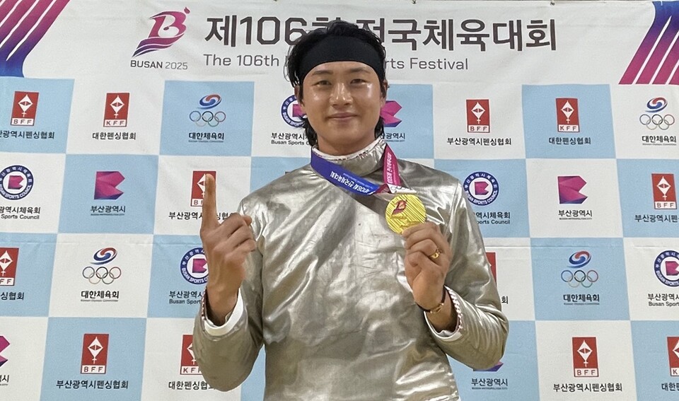 오상욱이 전국체전 펜싱 남자 사브르 개인전에서 우승을 차지한 뒤 기념 촬영하고 있다. /연합뉴스