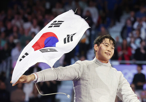 오상욱이 2024 파리 올림픽 펜싱 남자 사브르 경기에서 금메달을 차지한 뒤 태극기를 들고 세리머니를 하고 있다. /연합뉴스