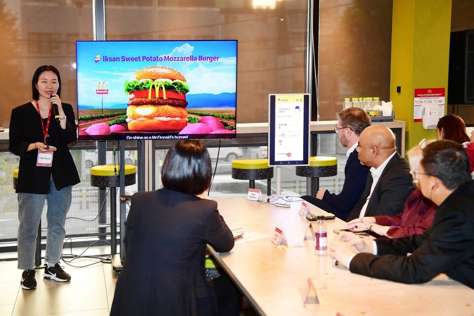 맥도날드가 한국에서 최초로 진행한 아시아 지역 전략회의(phase 2)에서 이해연 한국맥도날드 최고마케팅책임자(CMO)가 ‘한국의 맛’ 프로젝트 시행 성과 및 향후 확대 시행 방안에 대해 발표하고 있다./한국맥도날드 제공.
