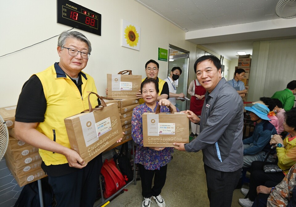 HDC현대산업개발이 추석을 맞아 전국 각지에서 릴레이 봉사활동을 진행하고 있는 가운데, 다섯 번째 행사로 1일 오전 광주광역시 동구에서 소외 이웃의 건강과 생활을 지원하는 활동을 펼쳤다. (사진 오른쪽 첫 번째 표소옥 광주 학동4구역 현장소장)./HDC현대산업개발