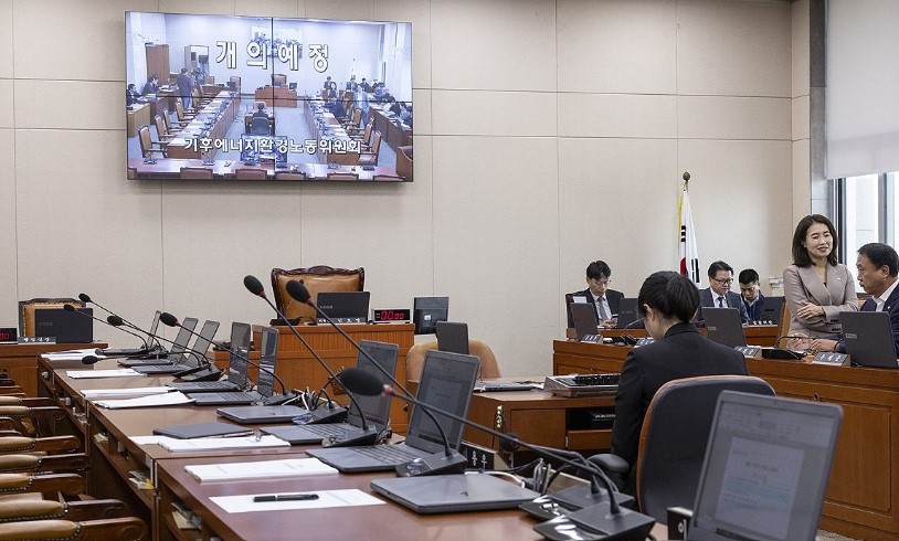 1일 국회에서 열리기로 예정된 기후에너지환경노동위원회 전체 회의가 국정감사 증인 명단에 대한 여야 이견으로 지연되고 있다. /연합뉴스
