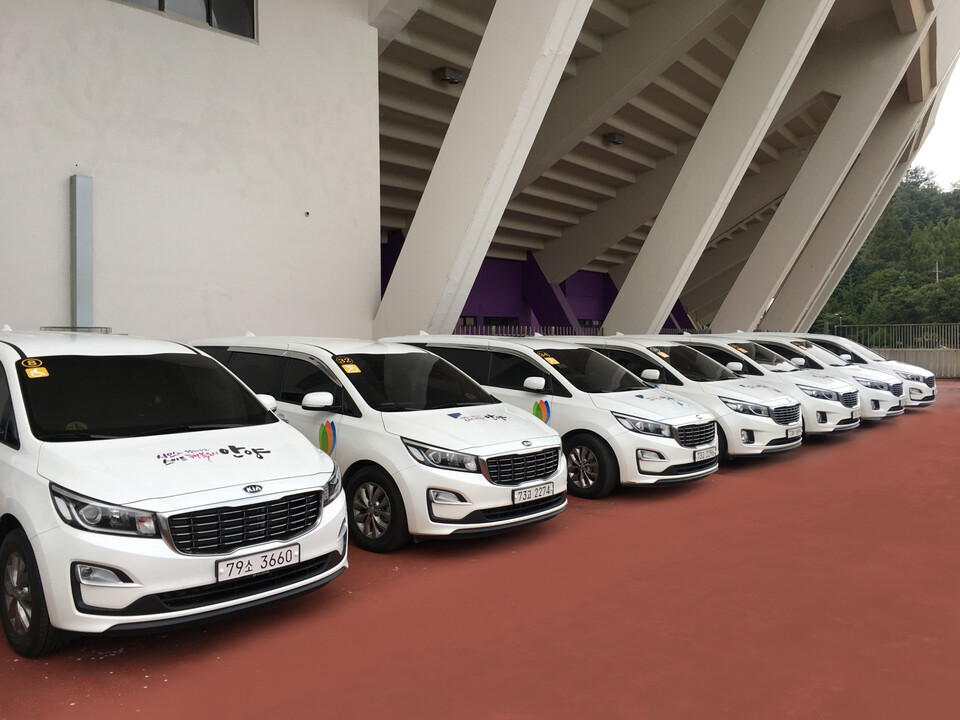 안양시(시장 최대호)가 오는 추석 연휴 기간(10월 3일~9일) 교통약자의 이동권 보장을 위해 특별교통수단 이동지원서비스인 ‘착한수레’와 ‘바우처택시’를 정상 운행한다고 1일 밝혔다./ 안양시 제공