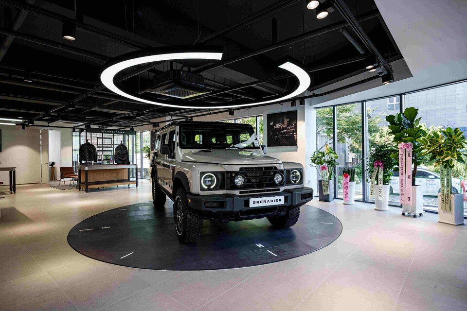 '이네오스 그레나디어 부산 쇼룸' 내부./이네오스 오토모티브