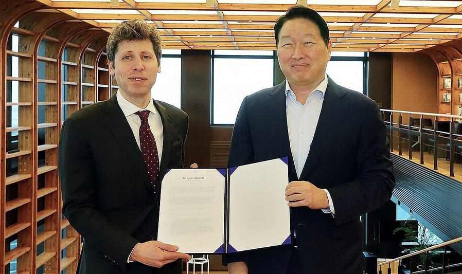 최태원 SK그룹 회장과 샘 올트먼 오픈AI 최고경영자(CEO)가 1일 서울 종로구 SK서린빌딩에서 메모리 공급 의향서(LOI)와 서남권 AI DC 협력에 관한 양해각서(MOU)를 체결한 뒤 기념촬영하고 있다. / 연합뉴스