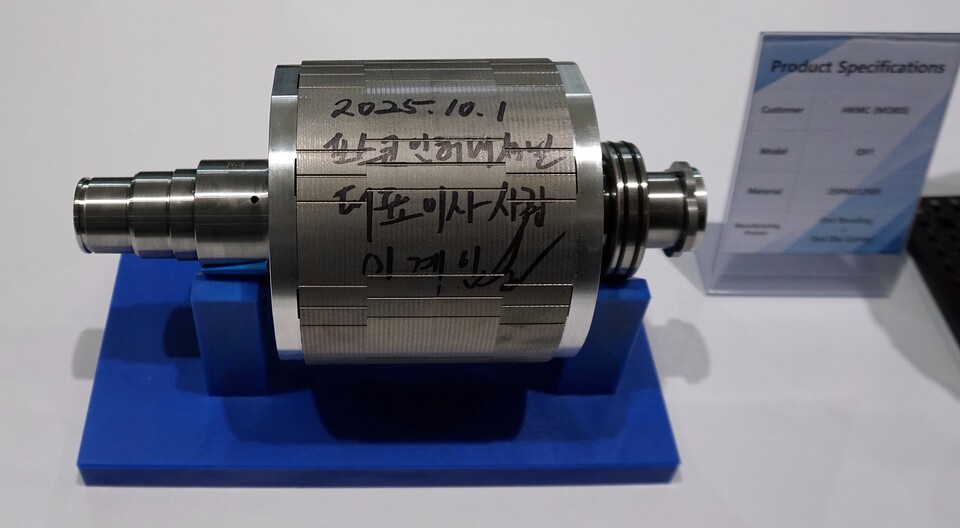 첫 구동모터코어 시제품에 이계인 사장이 서명했다./포스코인터내셔널