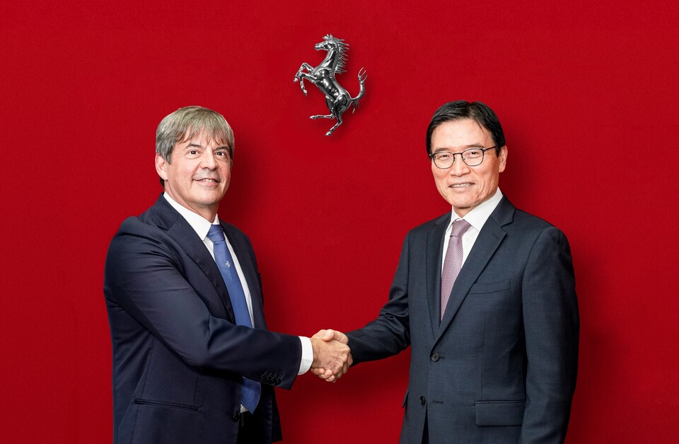 페라리코리아 출범을 맞아 프란체스코 비앙키 페라리 극동 및 중동 지역 지사장(좌)과 김광철 FMK 대표이사가 기념 촬영을 하고 있다./페라리코리아