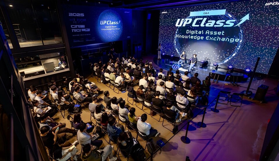 뇌과학자 장동선 박사와 유튜브 채널 ‘알고란’ 고란 대표가 청년 대상 업클래스에서 질의응답을 진행하고 있다./두나무