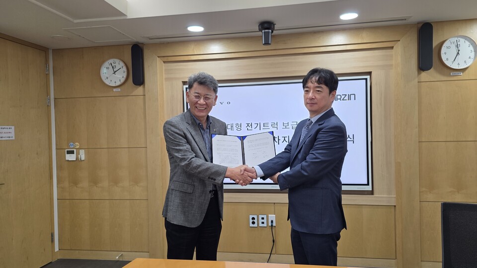 차지인 최영석(오른쪽) 대표이사와 볼보트럭코리아 박상석 대표이사가 업무 협약을 맺은 후 기념 촬영을 하고 있다. /차지인