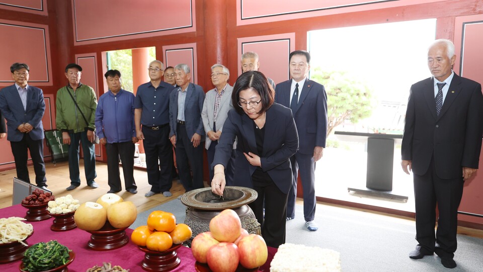 안성시(시장 김보라)는 지난 2일 추석을 맞아 무연고자와 독립항쟁가를 기리는 차례 행사를 진행했다고 3일 밝혔다./ 안성시 제공