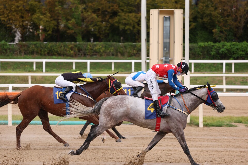 '지구라트'와 조재로 기수(검은색 모자)가 결승선을 통과하고 있다. /한국마사회 제공