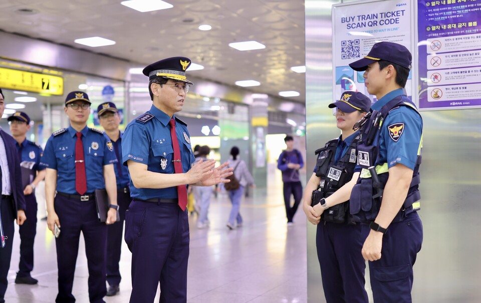 엄성규 부산경찰청장 직무대리는 2일 오후 부산역을 찾아 귀성 현장을 점검하고 현장 근무자들을 격려했다. 사진=부산경찰청