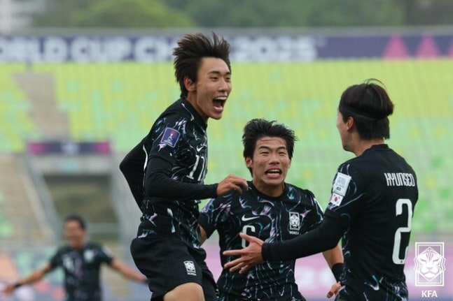 20세 이하(U-20) 축구 대표팀의 김현민(왼쪽) 등 선수들이 기뻐하고 있다. /대한축구협회 제공