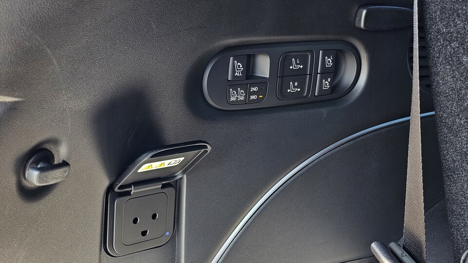  트렁크 공간에 위치한 '실내 전력 공급(V2L)’ 기능./ 곽호준 기자