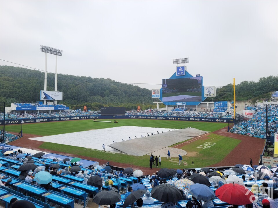 오후 2시 10분을 기점으로 대구 삼성라이온즈파크에 펼쳐졌던 방수포가 걷어지고 있다. /신희재 기자