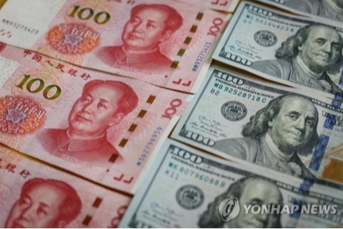 위안화와 달러 지폐./연합뉴스