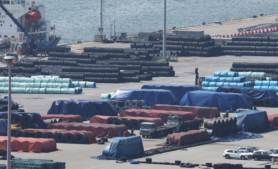 평택항에 쌓여 있는 철강 제품./연합뉴스