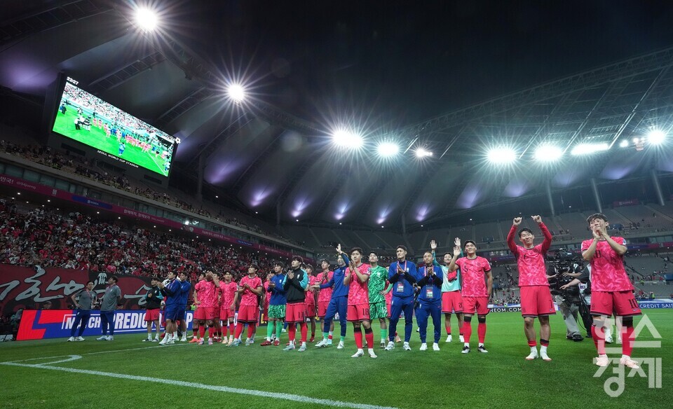 한국 축구 대표팀 선수들이 10일 오후 서울월드컵경기장에서 열린 2026 FIFA 북중미 월드컵 아시아 3차 예선 B조 10차전 쿠웨이트전을 마친 후 월드컵 본선 진출을 축하하는 행사에서 팬들에게 인사하고 있다. /최대성 기자