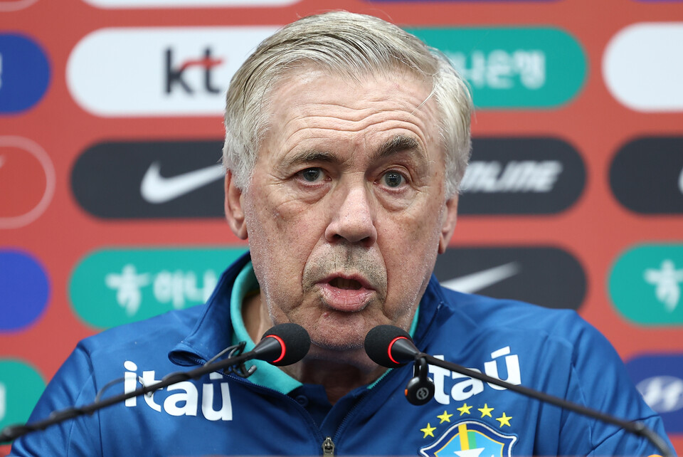 카를로스 안첼로티 브라질 축구 대표팀 감독이 9일 서울월드컵경기장에서 열린 공식 기자회견에서 발언하고 있다. /연합뉴스