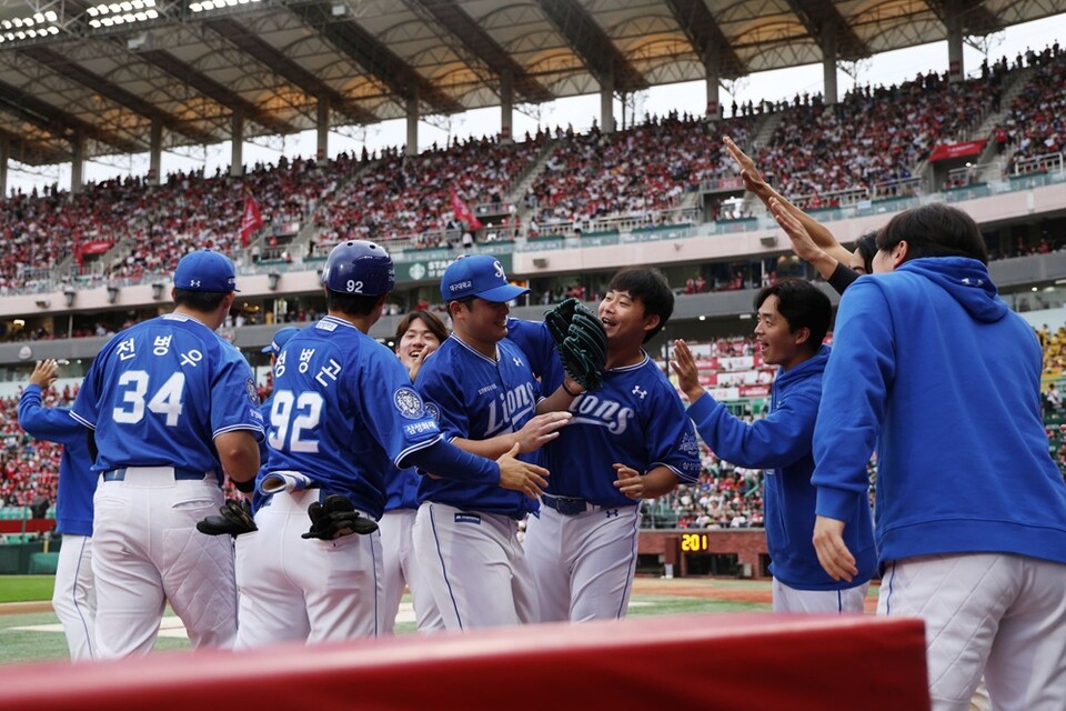 최원태(가운데)가 마운드를 내려오면서 동료들의 축하를 받고 있다. /삼성 라이온즈 제공