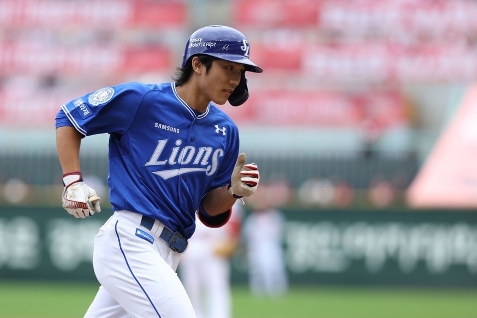 이재현이 1회 솔로 홈런을 친 뒤 베이스를 돌고 있다. /삼성 라이온즈 제공