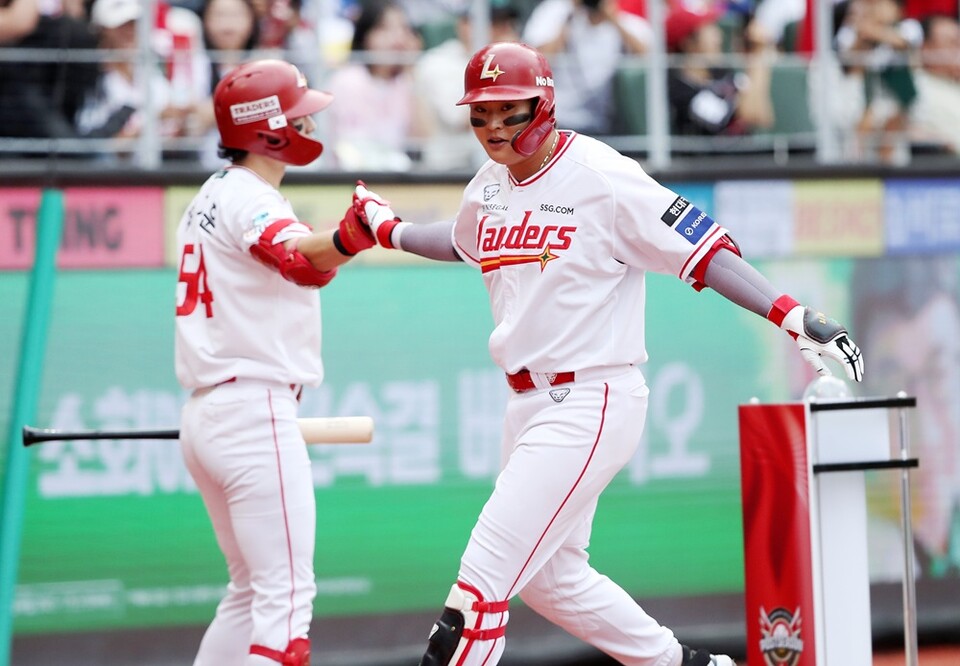 고명준이 2점 홈런을 치고 기뻐하고 있다. /SSG 랜더스 제공