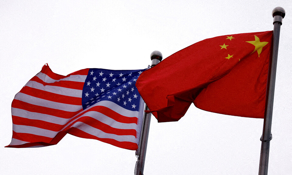 미국 국기와 중국 국기가 나란히 걸려 있다. / 로이터 연합뉴스 제공