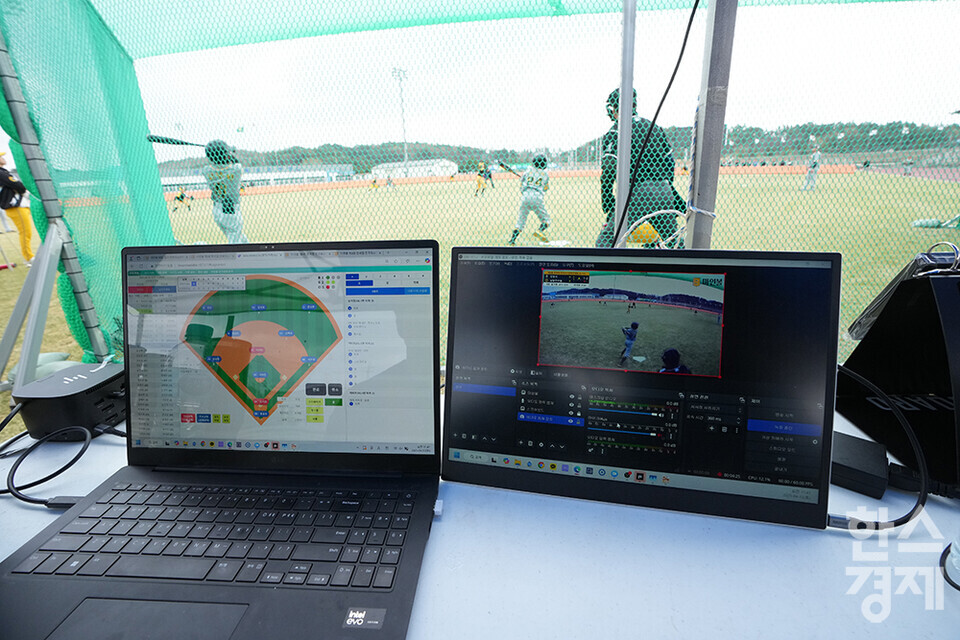 12일 충청남도 서천군 레포츠공원 야구장에서 한국스포츠경제와 한스경제가 주최하고 대한유소년야구연맹이 주관하는 '제9회 한국컵 전국유소년아구대회'가 열렸다.사진은 아마추어 야구 영상기반 야구 경기기록서비스 마인볼 경기 상황실. /서천=최대성 기자