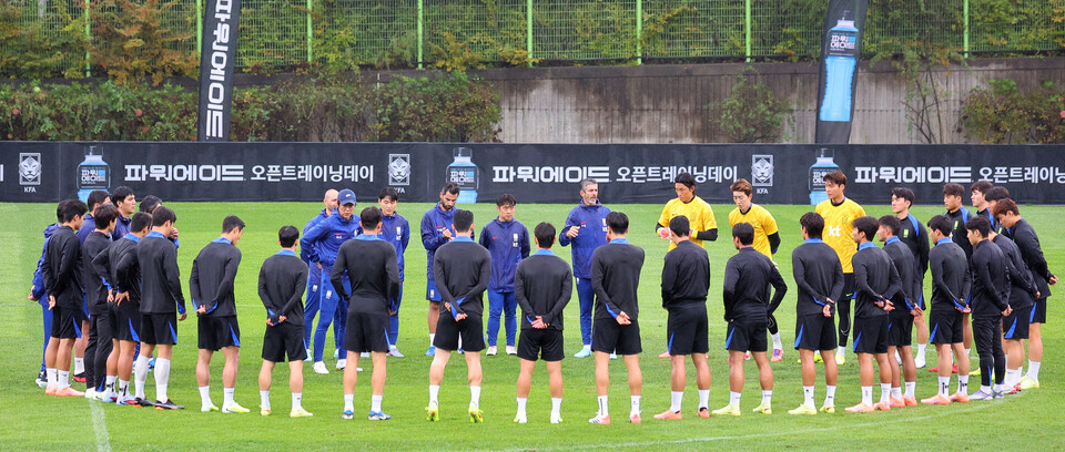 홍명보 축구 대표팀 감독이 7일 고양종합운동장 보조구장에서 열린 축구 대표팀 오픈 트레이닝에서 발언하고 있다. /연합뉴스