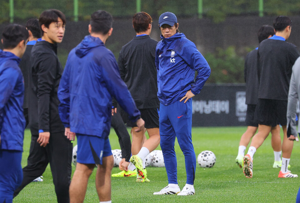 홍명보 축구 대표팀 감독이 7일 고양종합운동장 보조구장에서 열린 축구 대표팀 오픈 트레이닝에서 생각에 잠겨있다. /연합뉴스