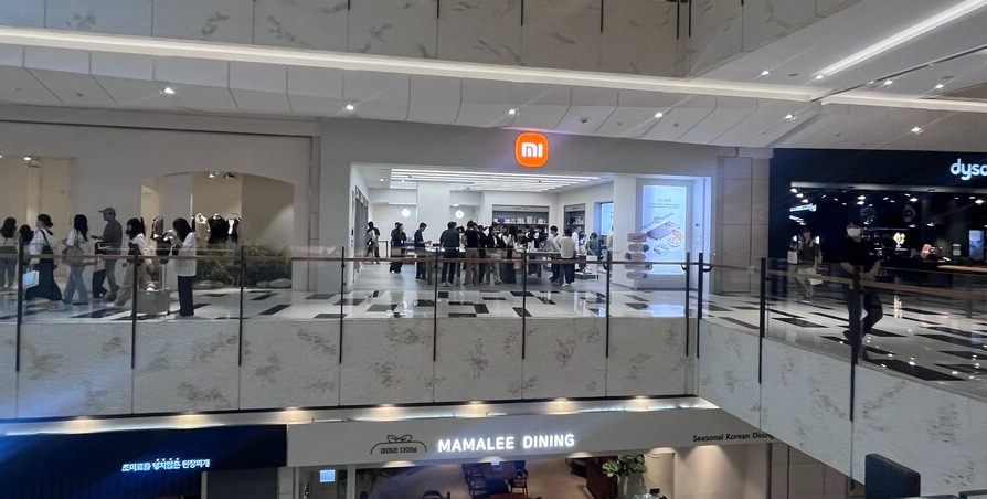지난 8일 여의도 IFC몰 샤오미 매장은 연휴를 맞은 방문객들로 붐볐다./박정현 기자
