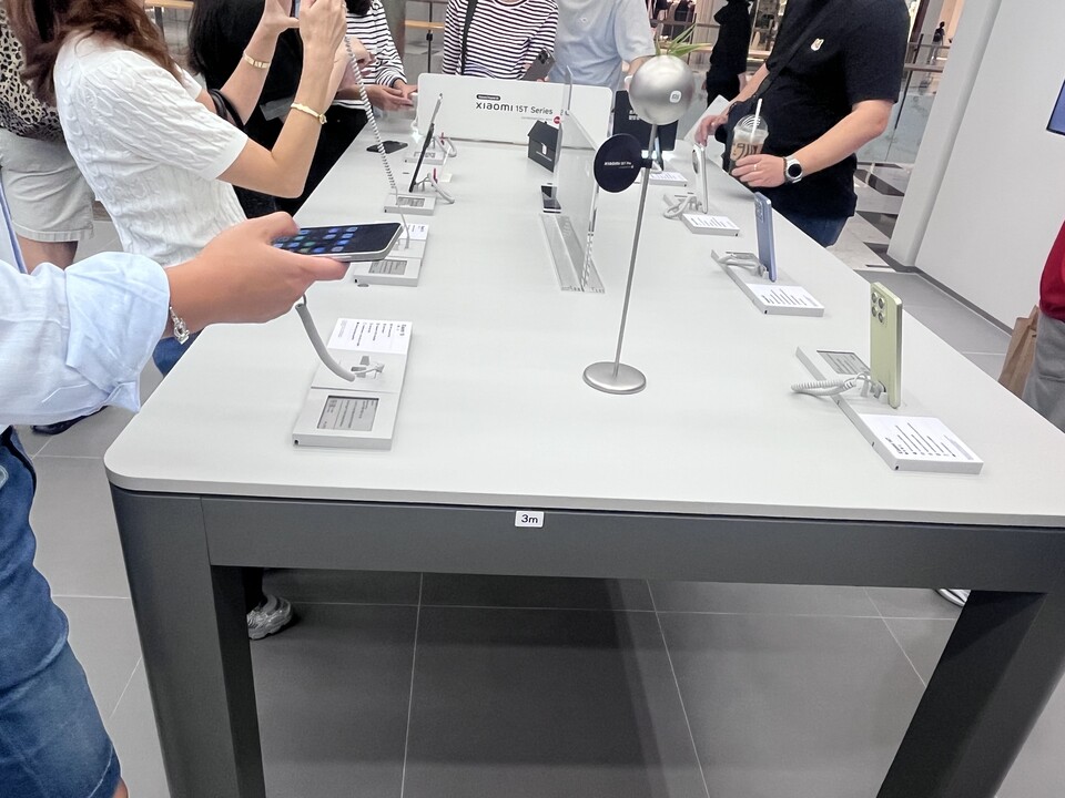주력 모델인 ‘15T’와 태블릿 제품군에 관심이 집중됐으며 일부 고객은 아직 국내 미출시된 ‘샤오미 17’의 테스트 기기를 문의하기도 했다./박정현 기자