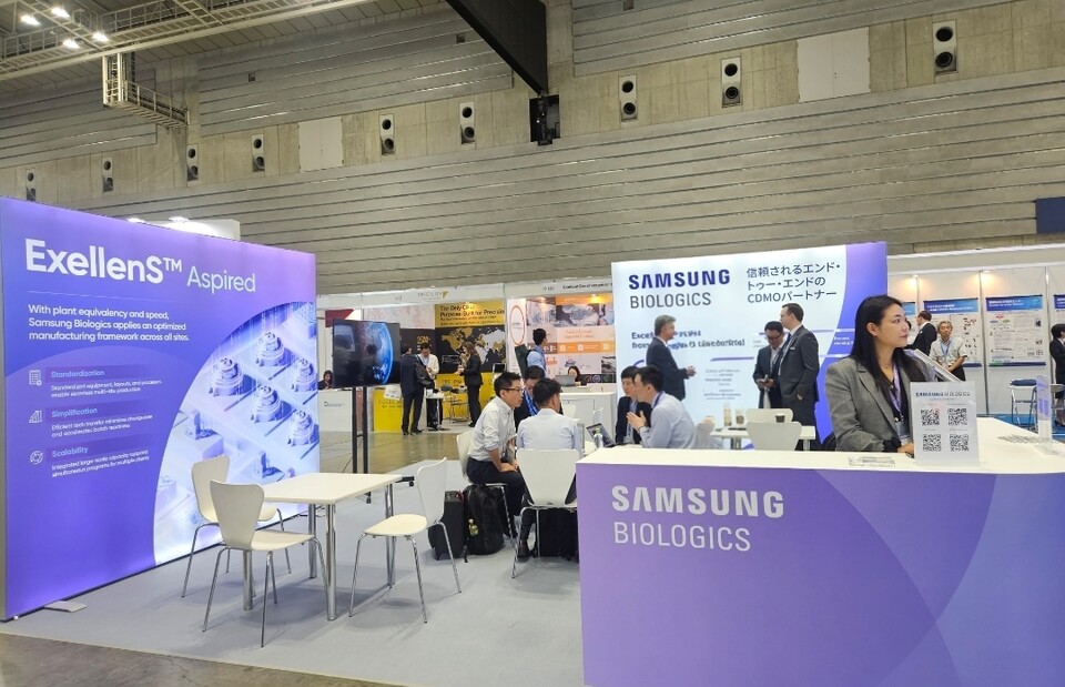 일본 요코하마에서 열린 '바이오 재팬 2025' 행사장에 마련된 삼성바이오로직스 단독 부스에서 삼성바이오로직스 관계자들이 미팅을 진행하고 있다./삼성바이오로직스 제공