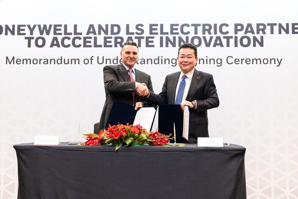 김종우 LS일렉트릭 사장(오른쪽)과 빌랄 하무드 하니웰 빌딩자동화 부문 사장(왼쪽)이 협약 체결 후 기념촬영을 하는 모습./ LS일렉트릭 제공