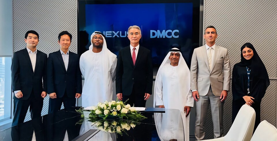 넥써쓰 장현국(가운데) 대표가 두바이복합상품센터(DMCC)와 전략적 파트너십을 맺고 기념 촬영을 하고 있다. /넥써쓰