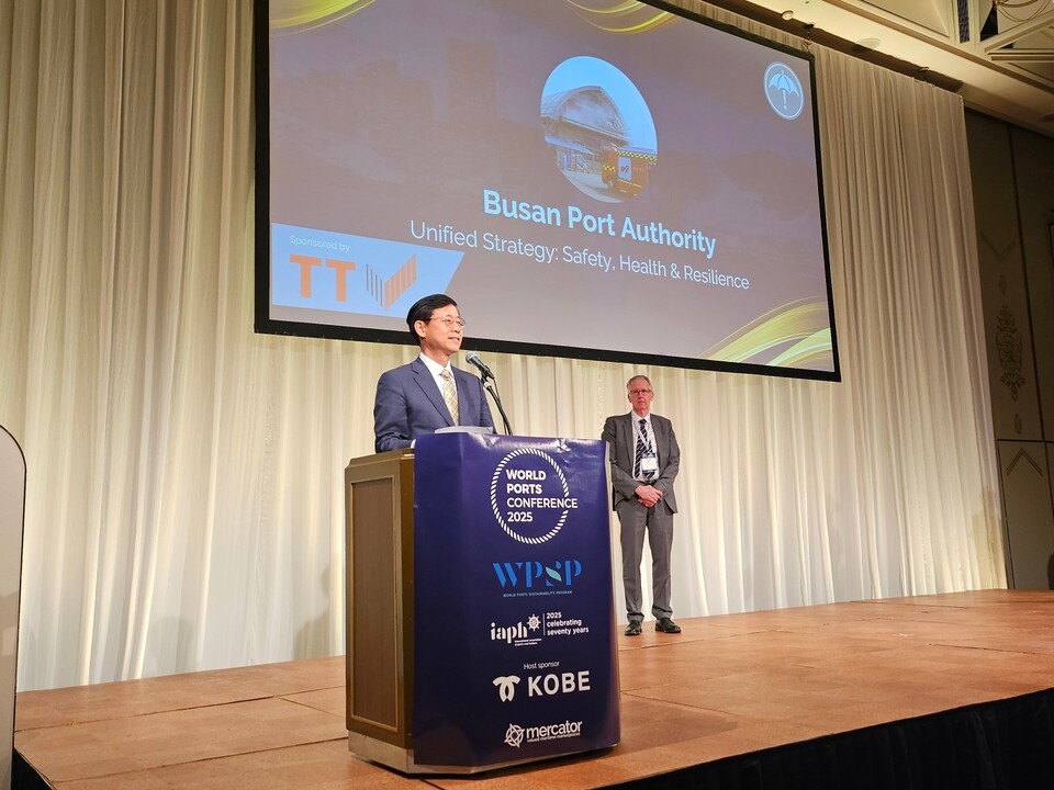 송상근 부산항만공사(BPA) 사장이 일본 고베에서 열린 국제항만협회(IAPH) 세계총회에서 ‘부산항의 안전·보건·재난관리 통합 전략’이 ‘제7회 지속가능어워드’ 안전·보건·회복탄력성 부문 1위를 수상한 것과 관련 수상 소감을 밝히고 있다./BPA