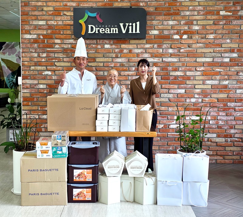 강남드림빌 원장과 바디프랜드 직원복지팀 관계자의 기념 촬영./바디프랜드