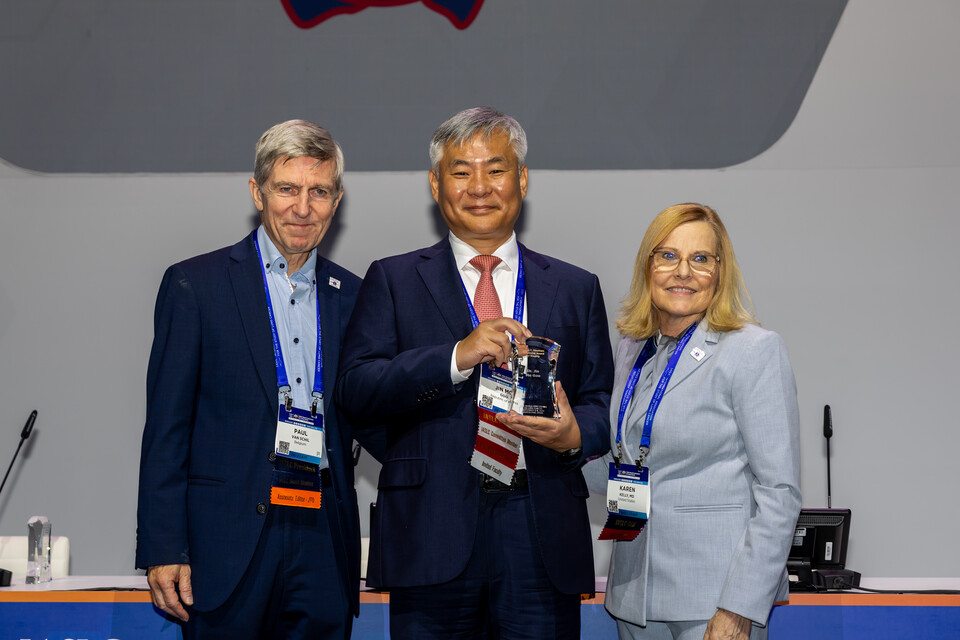 구진모 서울대병원 교수가 2025년 세계폐암학회 연례학술회의에서 폐암 병기 공로상을 수상했다./서울대병원 제공