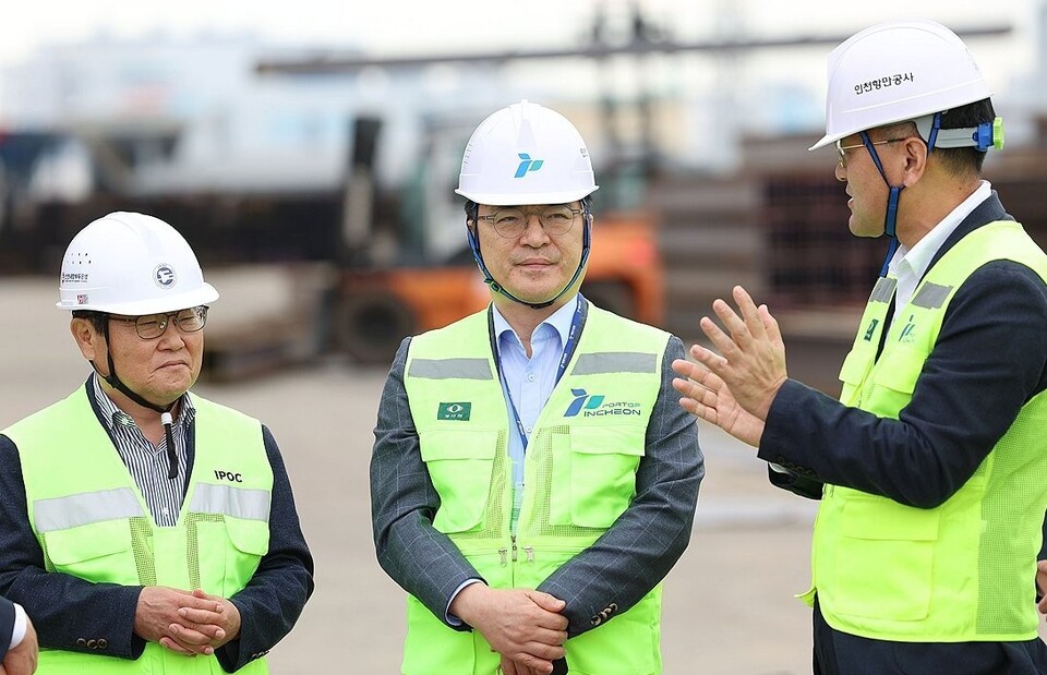 문신학 산업통상부 차관(가운데)이 지난 9일 인천 연수구 인천신항 선광신컨테이너터미널을 방문해 컨테이너 하역 현장을 점검하고 있다./산업통상부