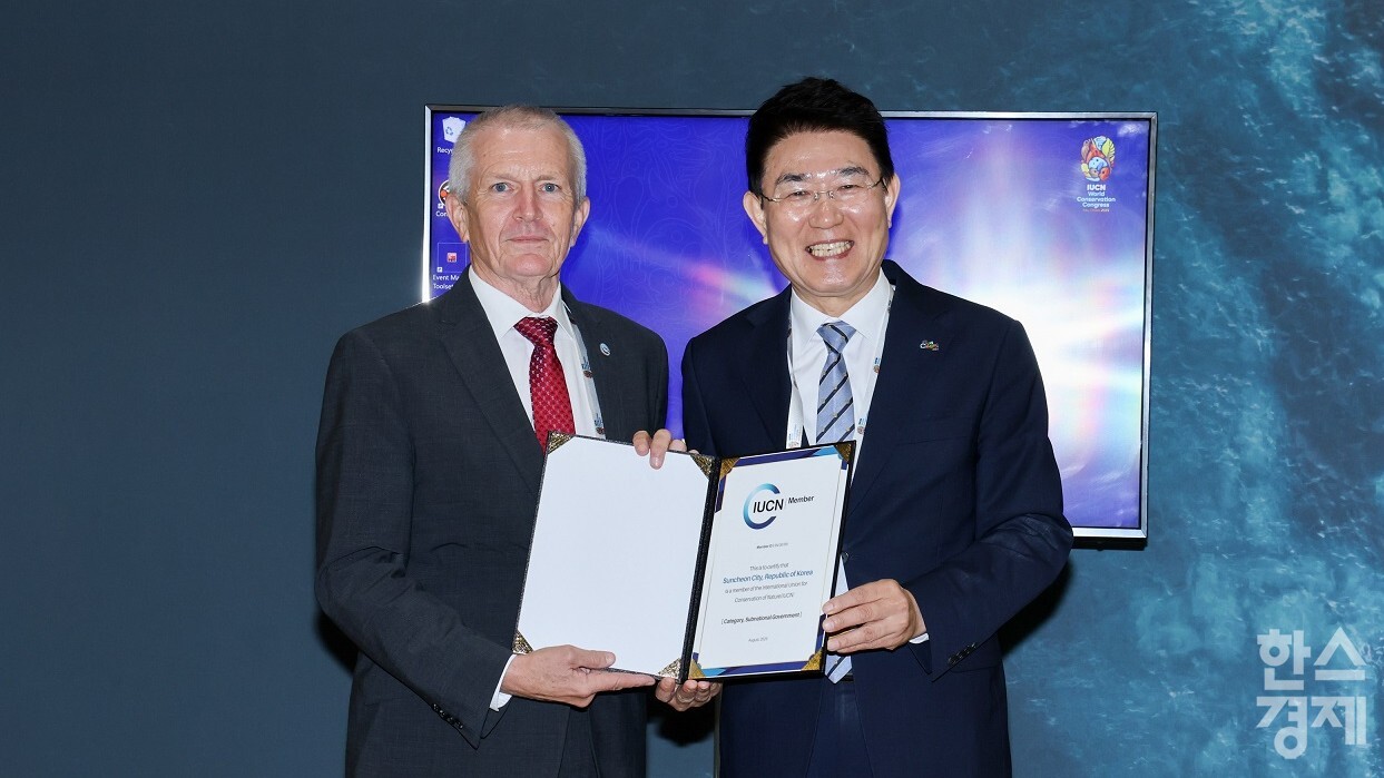 ▲지난 9일 아랍에미리트 아부다비에서 스튜어트 매기니스(Stewart Maginnis) IUCN 부사무총장이 노관규 순천시장에게 IUCN 가입증서를 전달하고 있다. (사진=순천시)