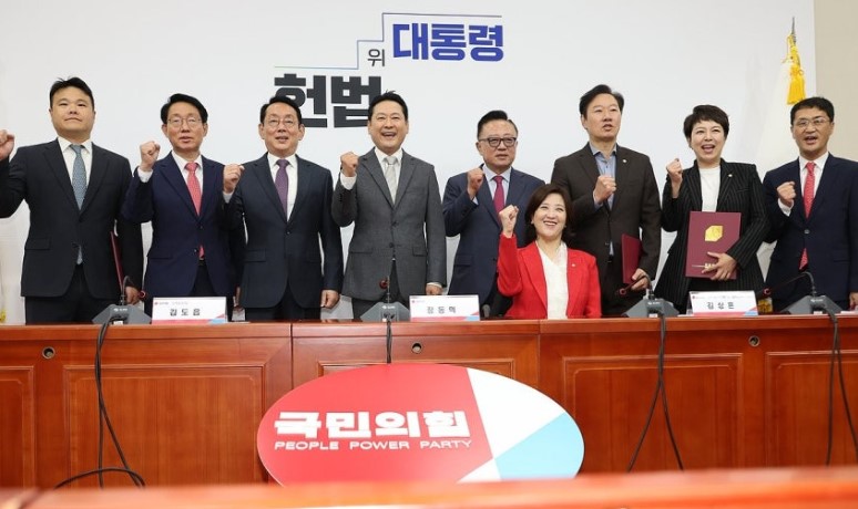 국민의힘 장동혁 대표(왼쪽 넷째)가 10일 서울 여의도 국회에서 열린 주식 및 디지털자산 밸류업특별위원회 임명장 수여식에서 김상훈 위원장을 비롯한 위원들과 기념촬영 하고 있다./연합뉴스