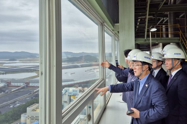 김성환 기후에너지환경부장관이 10일 충남 태안군 한국서부발전 태안발전본부 현장을 둘러보고 있다./기후에너지환경부 제공