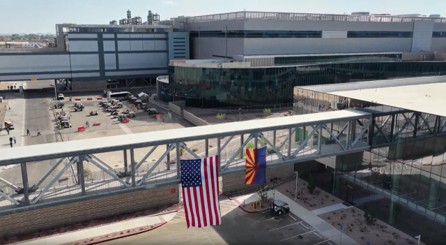 정문에 대형 성조기(왼쪽)과 애리조나 주기가 내걸린 인텔 애리조나 오코티요 팹52. 인텔이 미 정부의 투자를 받은 ‘미국의 반도체 기업’임을 상징하는 듯한 모습이다. 사진 제공=인텔