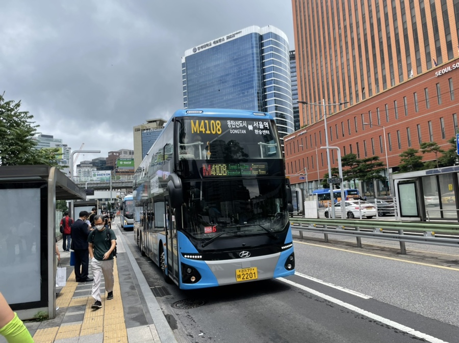 화성특례시(시장 정명근)는 광역버스 입석 금지 시행으로 출근길 혼잡이 심화됨에 따라 시민 불편을 줄이기 위해 전세버스를 추가 투입한다고 10일 밝혔다./ 화성특례시 제공