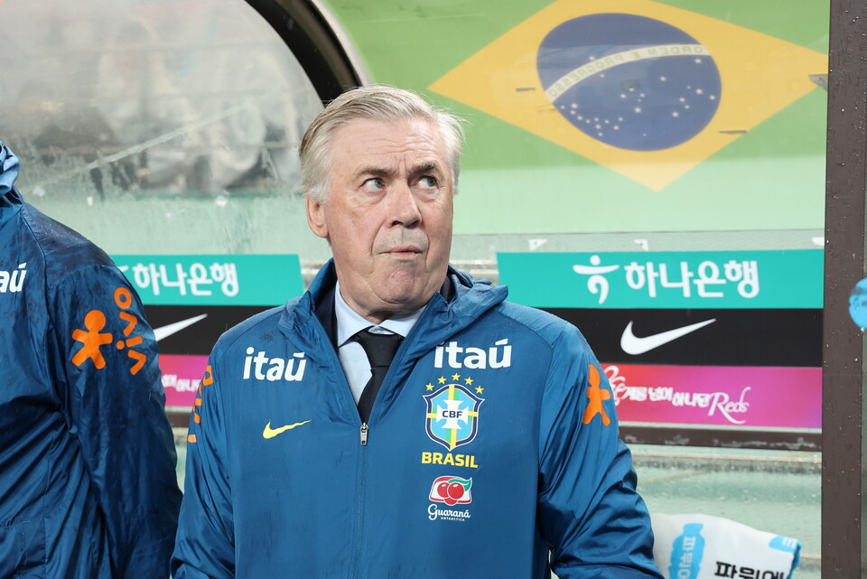10일 서울월드컵경기장에서 열린 한국과 브라질 축구 대표팀의 친선경기. 브라질 카를로 안첼로티 감독이 선수들을 지켜보고 있다. /연합뉴스
