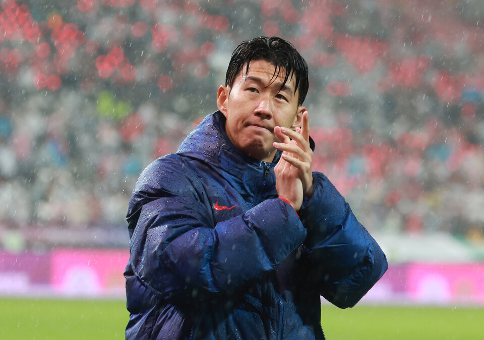 10일 서울월드컵경기장에서 열린 한국과 브라질 축구 대표팀의 친선경기. 한국 손흥민이 경기 후 팬들에게 인사하고 있다. /연합뉴스