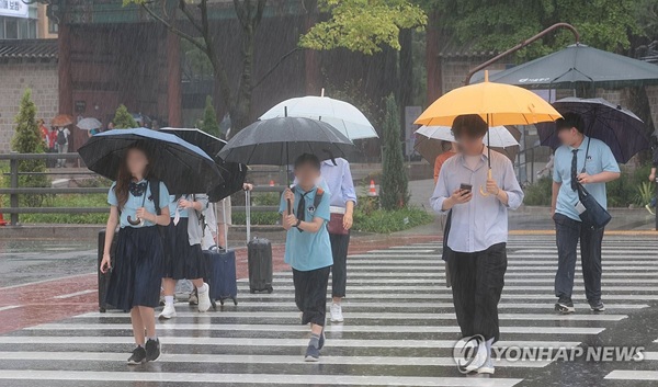 기상청에 따르면 12일에는 전국이 대체로 흐리고 곳곳에 비가 내리겠다. /연합뉴스