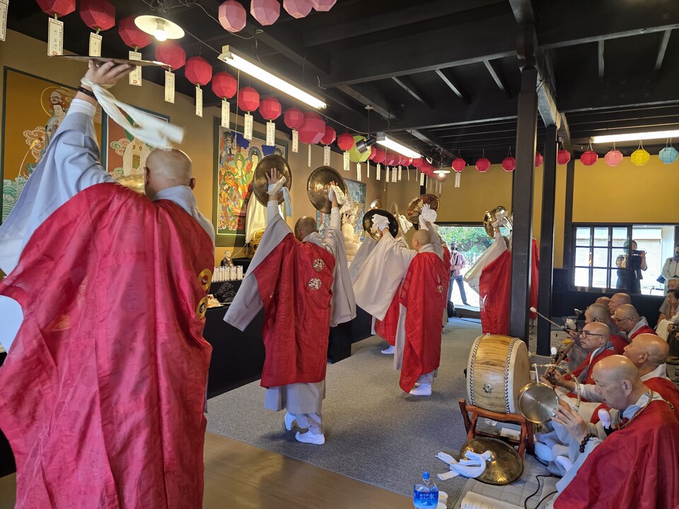 대마도 황룡사 1주년 개원 법회, (사)부산영산재보존회 이사장 성림 스님 외 20명의 회원스님들 범음 범패 도량(바라춤을 추는 스님들 모습). 사진=이승렬 기자