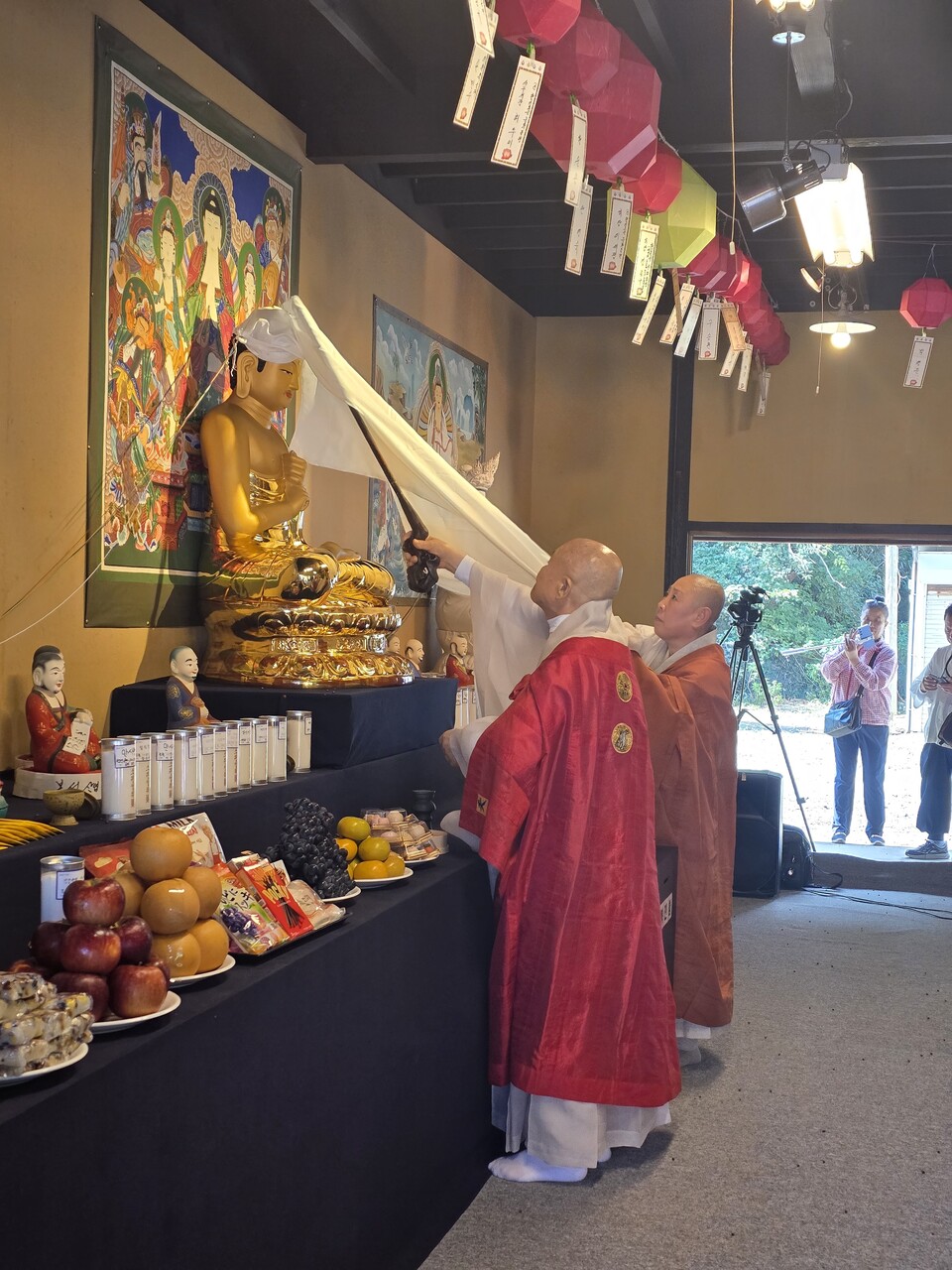 대마도 황룡사 1주년 개원 법회에서 개금불사(改金不辭) 제막식을 하고 있는 모습(좌, 부산영산재보존회 명예이사장과 우, 황룡사 주지 보혜 스님). 사진=이승렬 기자