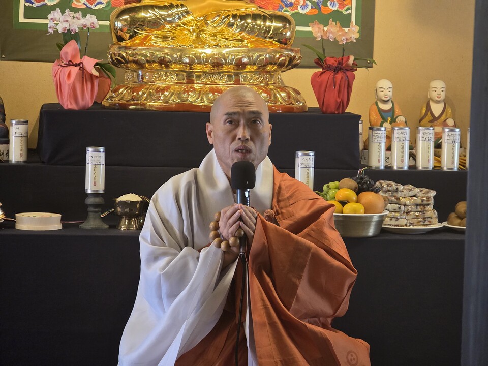 대마도 황룡사 1주년 개원 법회에서 범어사 주지  정오 스님이 법문을 설하고 있는 모습.사진=이승렬 기자