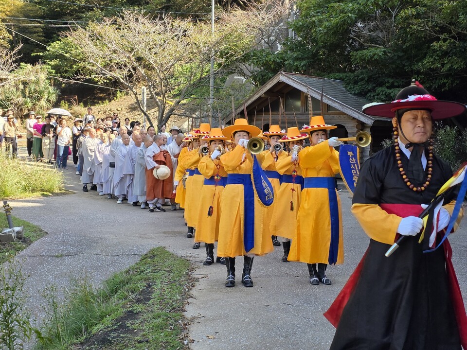부산시민취타대 행렬을 선두로 선조왕희 헌다례제 장소로 이동하고 있는 모습. 사진=이승렬 기자